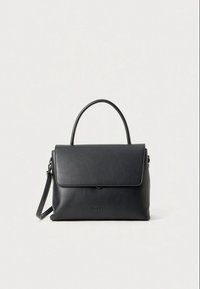 Borsa a mano in pelle nera con design strutturato, chiusura a patta, manico superiore e tracolla removibile. Texture liscia con dettagli minimalisti.