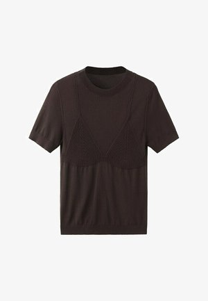 Tmavohnedý pletený top s krátkym rukávom a okrúhlym výstrihom, s textúrovanými rebrovanými detailmi na hrudi pripomínajúcimi tvar podprsenky.