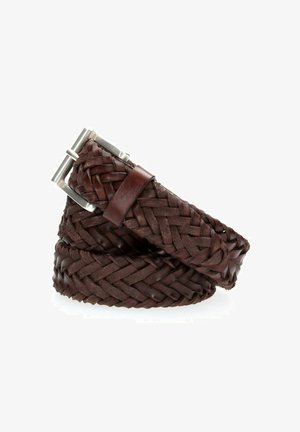 Cintura in pelle marrone intrecciata con fibbia in metallo argentato, caratterizzata da una finitura texturizzata e un design intrecciato.