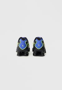 Sorte atletikksko med et slankt design, med blå og limegrønne detaljer, teksturert mesh-overdel og en polstret såle med synlige luftkamre.