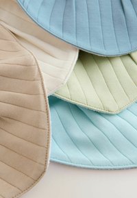 Sæt af fire buede bordskånere i beige, lys grøn, lys blå og creme, med strukturerede striber og syede kanter.
