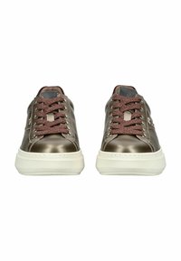 Metallic bronze sneakers med teksturerede snørebånd, hvide såler og en polstret krave. Har logo-detaljer på den ydre side.