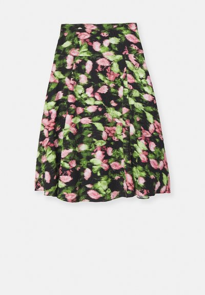 Ziedu A-linijas svārki ar melnu pamatu, ar rozā un zaļiem lapu rakstiem. Izgatavoti no teksturēta auduma, tiem ir vidēja garuma dizains un diskretas kabatas.