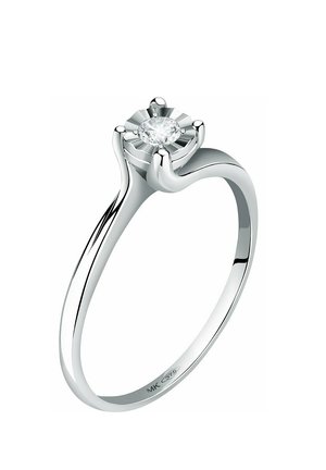 Silberner Ring mit einem glatten, polierten Band, das einen runden, brillant geschliffenen, klaren Stein in einer sechszackigen Fassung zeigt.