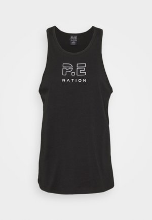Czarny sportowy top bez rękawów z białym logo "P.E Nation" na środku klatki piersiowej, okrągłym dekoltem i dopasowanym krojem.