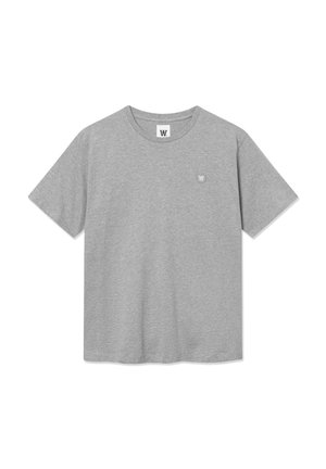 Camiseta gris de manga corta hecha de algodón suave. Presenta un cuello redondo y un pequeño parche de logo en el lado izquierdo del pecho. Diseño sencillo y casual.