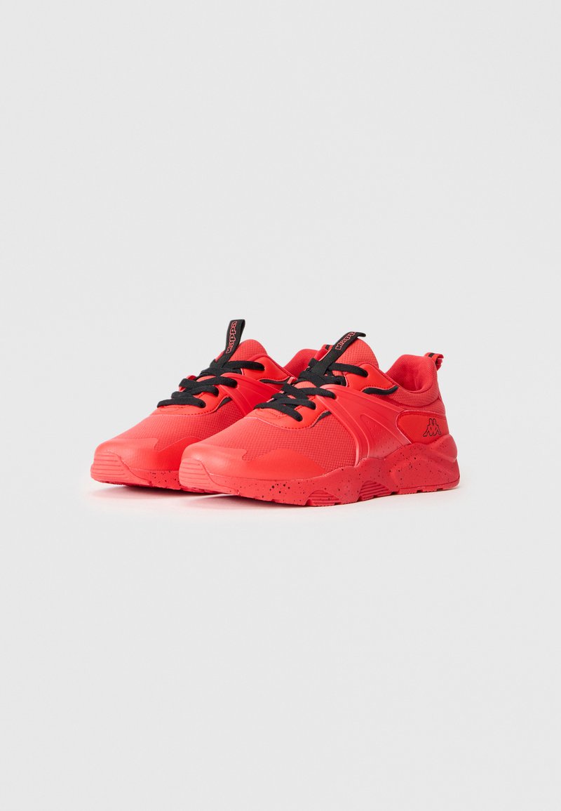 Baskets de sport rouges avec un dessus texturé, des lacets noirs et une semelle mouchetée. Design moderne avec un matériau léger et respirant.