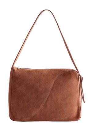 Sac à épaule rectangulaire en cuir suédé marron avec fermeture éclair et une longue bandoulière unique.