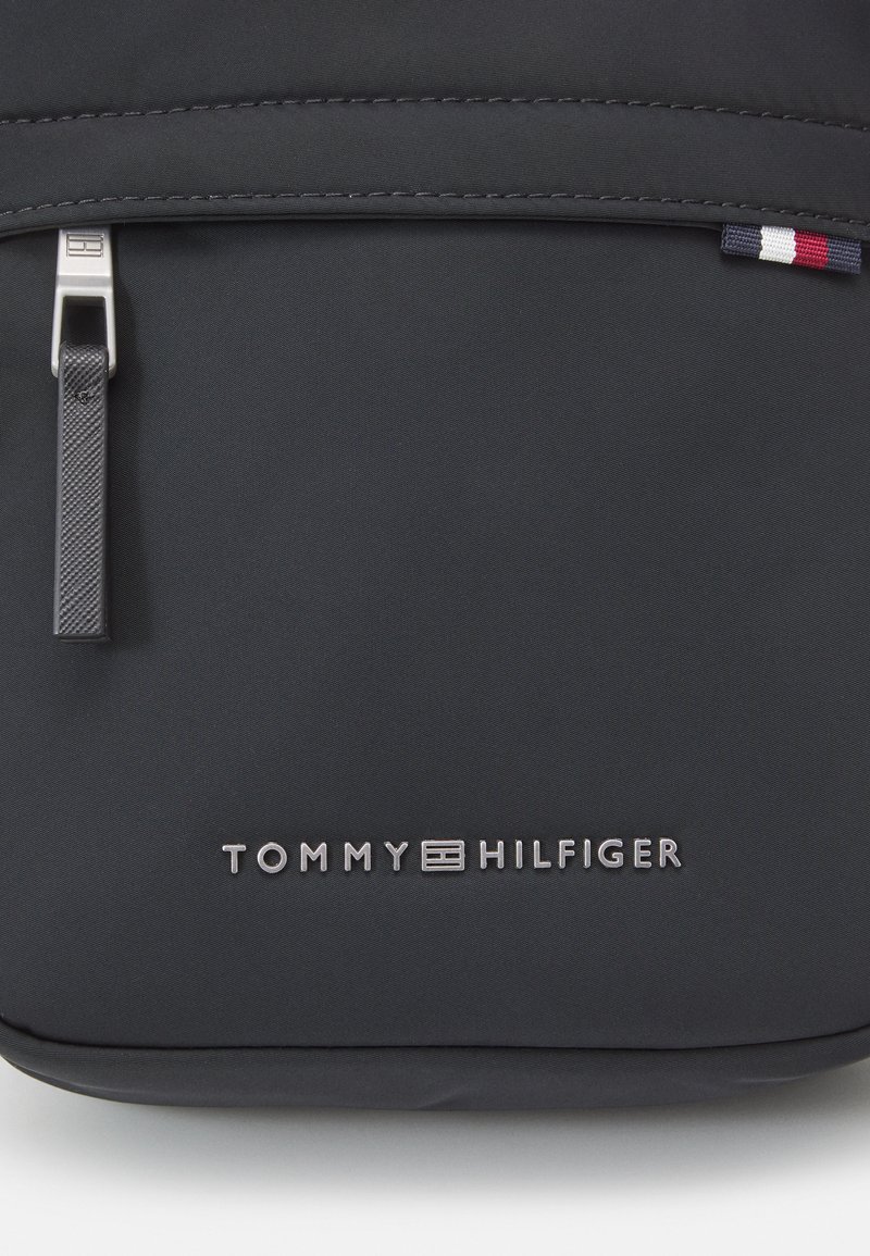 Tommy Hilfiger SIGNATURE MINI REPORTER UNISEX Cross body bag