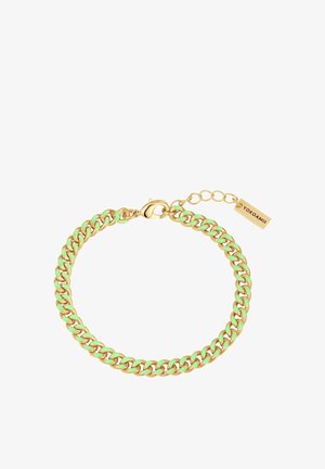 Kuldne kett käevõru, millel on piparmündirohelised aktsendid, varustatud konksuga sulgemisega ja sildiga, millele on graveeritud "YOKOAMI." Tekstuuriga lingid.