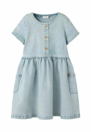 Vestido de mezclilla azul claro de manga corta con cuello redondo, tres botones de madera en la parte delantera, cintura fruncida y dos bolsillos laterales.