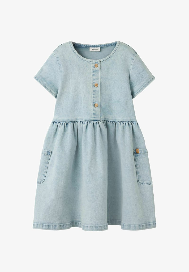 Világoskék farmer rövid ujjú ruha kerek nyakkivágással, három fa gombbal az elülső részen, redőzött derékkal és két oldalzsebbel.