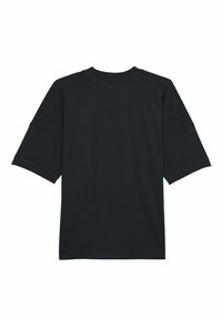 Juodas marškinėlis su trumpomis, plačiomis rankovėmis. Apvalus dekoltė, minkšta medžiaga su lygiu paviršiumi. Paprastas dizainas, be raštų ar detalių.