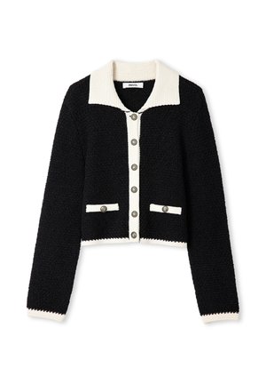 Cárdigan negro corto con un tejido texturizado, que presenta un cuello de canalé blanco, cinco botones y dos bolsillos frontales con acentos blancos.