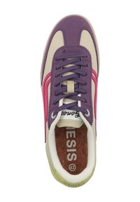 Sportovní obuv s horní částí v purpurové a krémové barvě, růžovými akcenty a texturovanou korkovou stélkou. Obsahuje tkaničky, logo na jazyku a zelenou podešev.