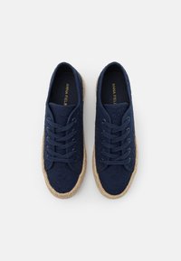 Sneakers in tela blu scuro con lacci, dotati di un design testurizzato, con suola in juta naturale e punta rotonda. Stile semplice e classico, adatto per abbigliamento informale.