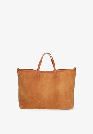 Borsa tote in morbido camoscio marrone con manici in pelle, caratterizzata da una forma rettangolare semplice e senza hardware o motivi visibili. Texture liscia.
