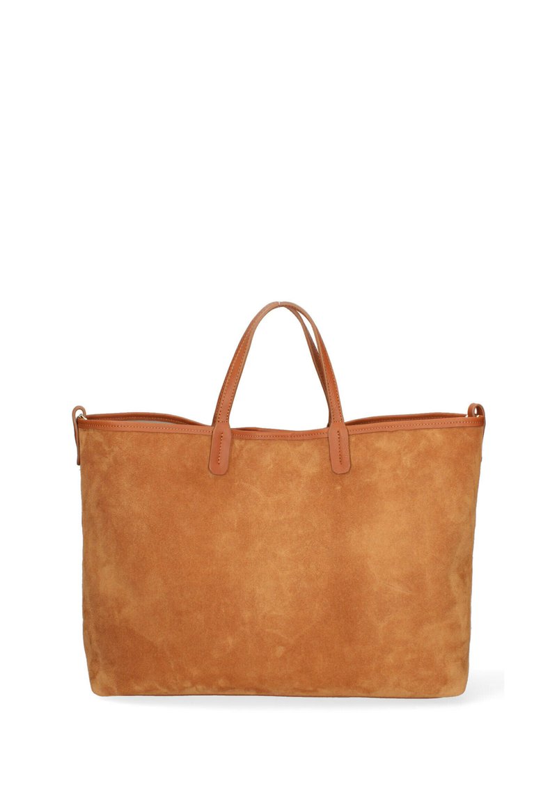 Borsa tote in morbido camoscio marrone con manici in pelle, caratterizzata da una forma rettangolare semplice e senza hardware o motivi visibili. Texture liscia.