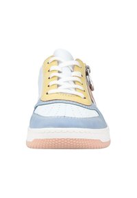 Multicolore sneaker met een bovenwerk van witte, gele en blauwe leer, voorzien van een ritsaccent, witte veters en een getextureerde roze rubberen zool.