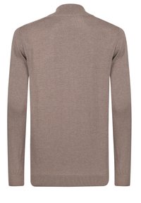 Hellbrauner Strickpullover mit geripptem Kragen und Bündchen, der eine glatte Textur und ein schlichtes, klassisches Design aufweist. Rückansicht dargestellt.
