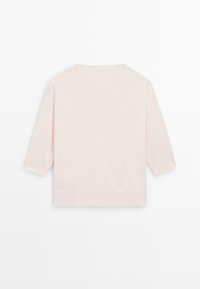 Schlichtes langärmeliges Hemd in Hellrosa mit rundem Ausschnitt, flach liegend von hinten vor weißem Hintergrund gezeigt.