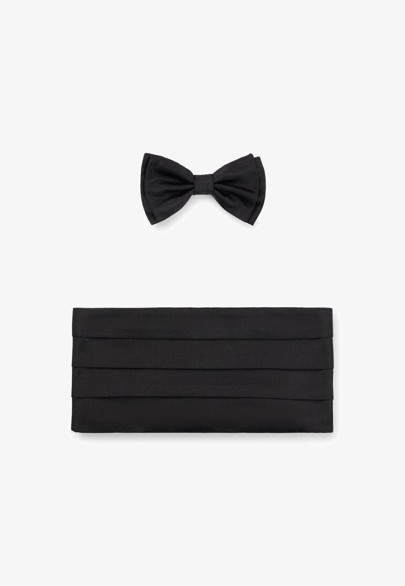 Nœud papillon noir et pochette plissée noire, tous deux fabriqués en tissu lisse. La pochette présente des plis horizontaux et une forme rectangulaire.