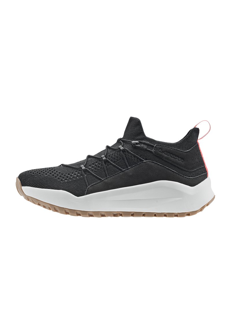 Scarpa atletica nera con parte superiore in mesh traspirante, lacci elastici, un'intersuola bianca imbottita e una suola in gomma testurizzata. Accento rosso sul tallone.