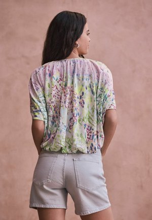 Next, REGULAR FIT - NATIONAL TRUST X SHORT SLEEVE CAPE TOP . - Blouse - green pink floral