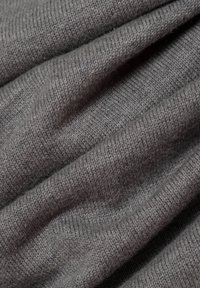 Grauer Strickstoff mit einer weichen Textur, der sichtbare horizontale und vertikale Muster aus feinen Fäden aufweist, die in drapierten Falten angeordnet sind.