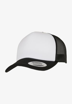 Czarna i biała czapka snapback z jednolitą przednią częścią, siateczkową tylną częścią i wygięnym daszkiem; posiada okrągłą naklejkę z logo na daszku.