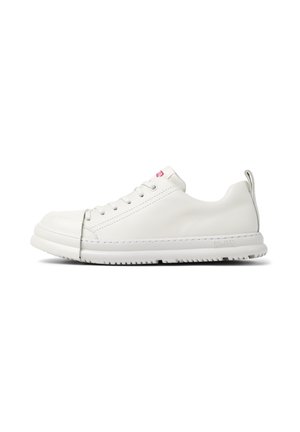 Sneaker bianco con un design unico della punta arrotondata, caratterizzata da lacci piatti e un sottile logo del marchio sul tallone. Stile semplice e moderno.