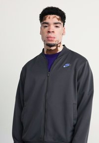 Nike Sportswear CLUB BOMBER - Bluză de trening - anthracite