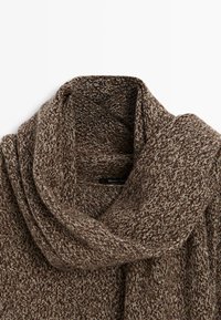 Pull en maille marron et beige avec un col châle épais et plié en tissu doux texturé en mélange de laine.
