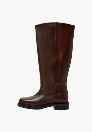 Visoka temno rjava usnjena čevlja z nizko zloženo peto in zaobljenim prstom, stranski profil na belem ozadju.