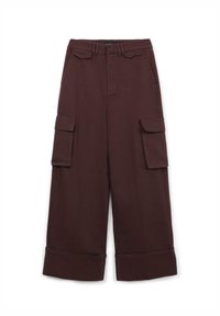 Pantaloni cargo in tessuto borgogna scuro, con vita alta, due tasche cargo laterali e gambe ampie con orlo piegato.