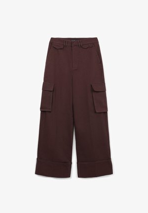 Cargo pants in dark burgundy fabric, featuring a high waist, two side cargo pockets, and wide legs with a folded hem.