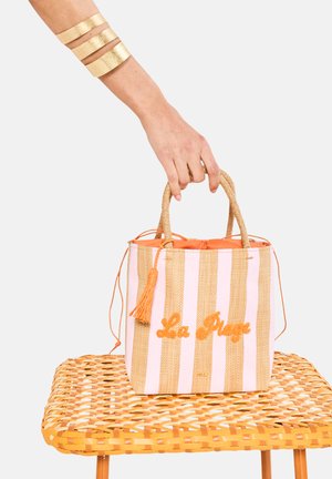 Vævet stråtaske med lyserøde og beige striber, orange snoretræk og kvast. "La Plage" broderet i orange på forsiden.