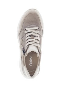 Lichtgrijze suède sneaker met witte rubberen zool, vetersluiting aan de voorkant en een zijrits. Heeft een gladde textuur en subtiele stikdetails.