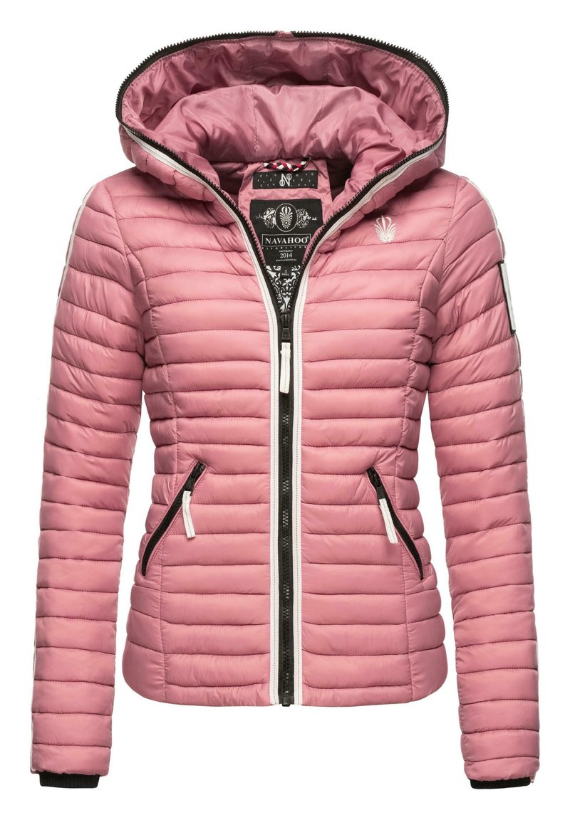 Rosa pufferjacka med quiltat mönster, dragkedja framtill, svarta detaljer och huva. Har två sidofickor och en logotyp-patch på ärmen.