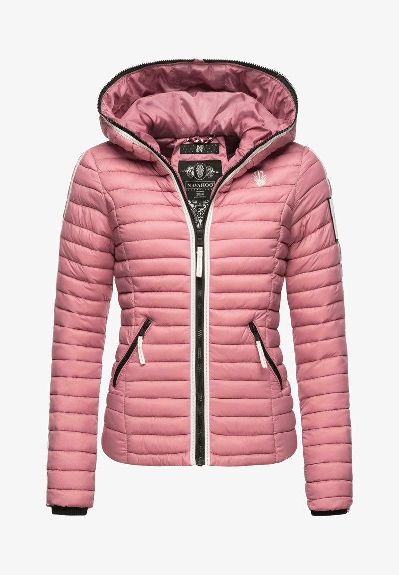 Giacca puffa rosa con design trapuntato, frontale con zip, dettagli neri e cappuccio. Presenta due tasche laterali e una patch con logo sulla manica.