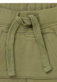 Olijfgroene joggingbroek met een gestructureerde tailleband en een gevlochten koord, voorzien van twee zijzakken. Glad materiaal met subtiele stikseldetails.