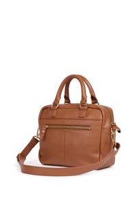 Die braune Ledertasche verfügt über zwei obere Griffe, einen abnehmbaren Schultergurt und eine vordere Reißverschlusstasche mit goldfarbenen Beschlägen.