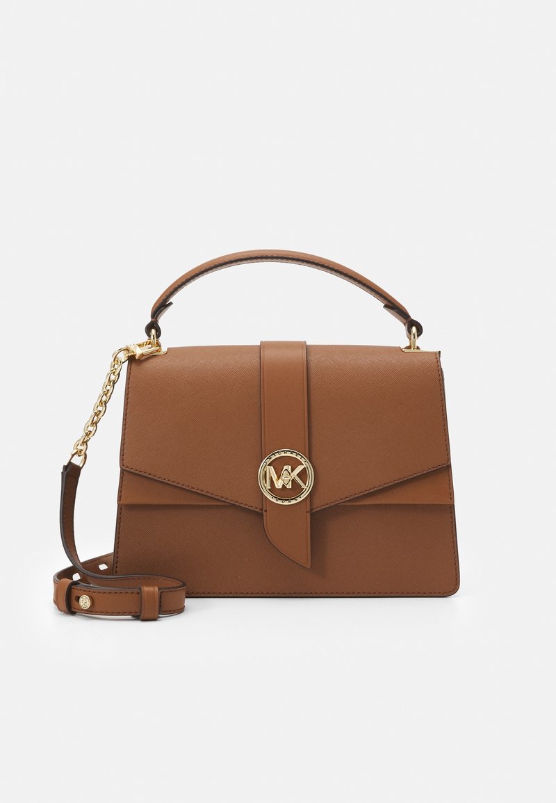 Sac à main en cuir marron avec poignée supérieure et bandoulière détachable, chaîne dorée et fermoir rond avec logo MK sur le rabat avant.