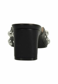 Zwarte plateauhakken met metalen studaccenten, een soepele leren textuur, ronde neus en een brede ondersteunende hak.