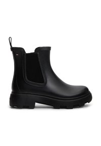 Botte de pluie noire à la cheville avec semelle épaisse, panneau latéral élastique, languette à l'arrière et petit logo près du bord supérieur sur le côté extérieur.
