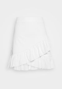 Falda blanca con volantes y tejido texturizado, que presenta un diseño asimétrico y una cinturilla ajustada. Las capas crean un interés visual.