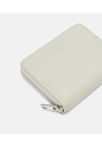 Jasnoszara skórzana portmonetka o teksturowym wykończeniu, z metalowym suwakiem i wytłoczonym logo z przodu, co nadaje jej elegancki wygląd.