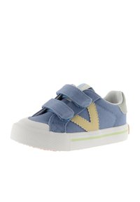 Sneaker in tela blu con due cinturini in velcro, logo giallo di accento, suola in gomma bianca e dettaglio a striscia verde lungo la suola.