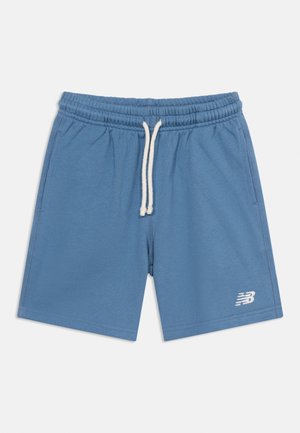Shorts de sport bleus avec taille élastique, cordon de serrage blanc, poches latérales, et un petit logo blanc New Balance sur la jambe gauche.