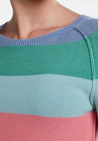 Maglione lavorato a maglia multicolore con strisce orizzontali verdi, azzurro chiaro e rosa. Scollo a coste e dettagli in tessuto strutturato.